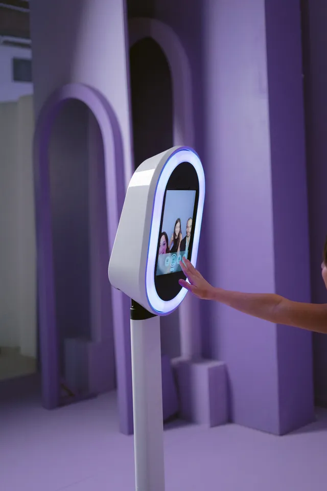 Digital photo booth touchscreen kiosk